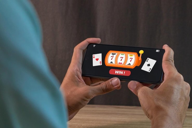 Pengguna mobile membaca ketentuan bonus 3008